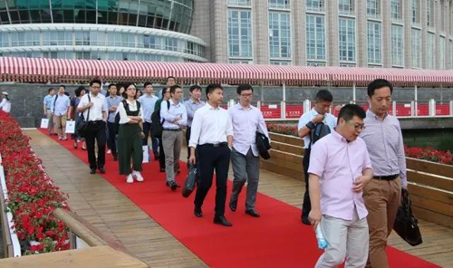 晚宴伊始，，，，前来加入晚宴的嘉宾们纷纷踏上红毯，，，，前往码头